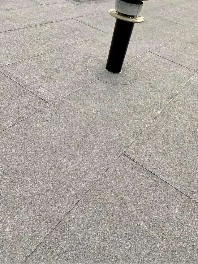 Dakdoorvoer in bitumen — Een ronde doorvoer met een aansluiting op de bitumineuze dakbedekking.